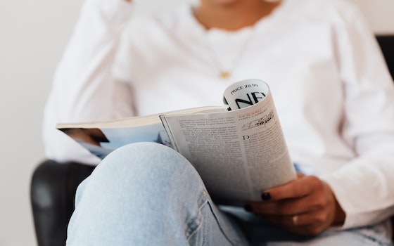 woman reading article